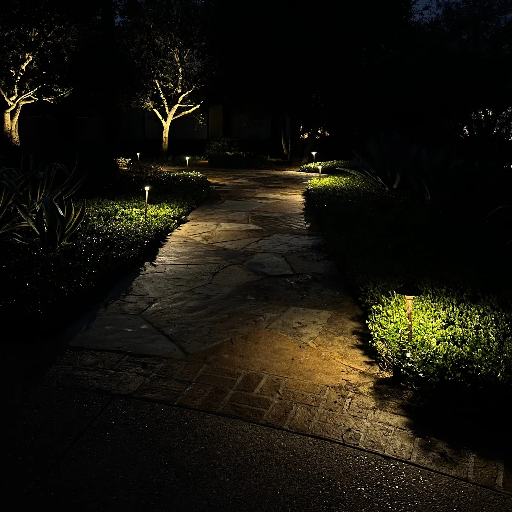 BPLP08 Tulay BH 18" Black Pathlight Low Voltage Landscape Lighting - Image 7